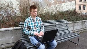 [Bilde: Henning Knudsen (17) på parkbenk med PC på fanget]