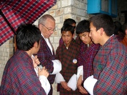 [Photo: Einar in conversation with students