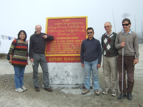 [Bilde: Tshering, Pema, Nils, Einar og Magne på det høyeste punktet på reisen] 