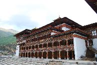 Utenfor Dzongen bygges det en ny arena