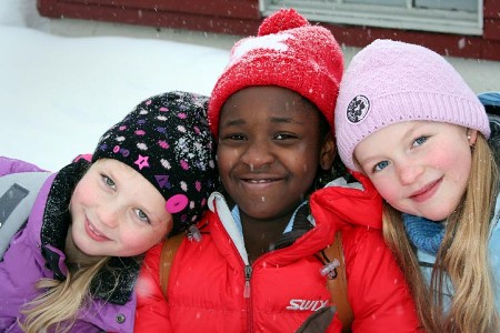 [Bilde: The three best friends sitting in the snow]